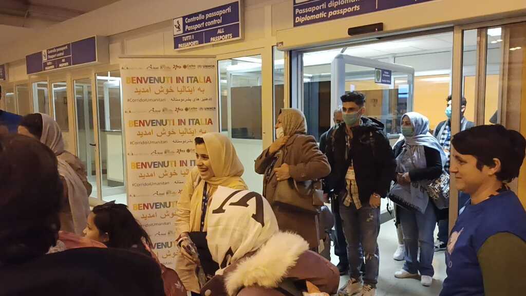 No oblidem l'Afganistan: un vol d'Islamabad aterrat a Itàlia de matinada amb 20 refugiats afganesos, gràcies als corredors humanitaris. A les 12.30 h tradicional dinar afganès de benvinguda al menjador de Via Dandolo de Roma